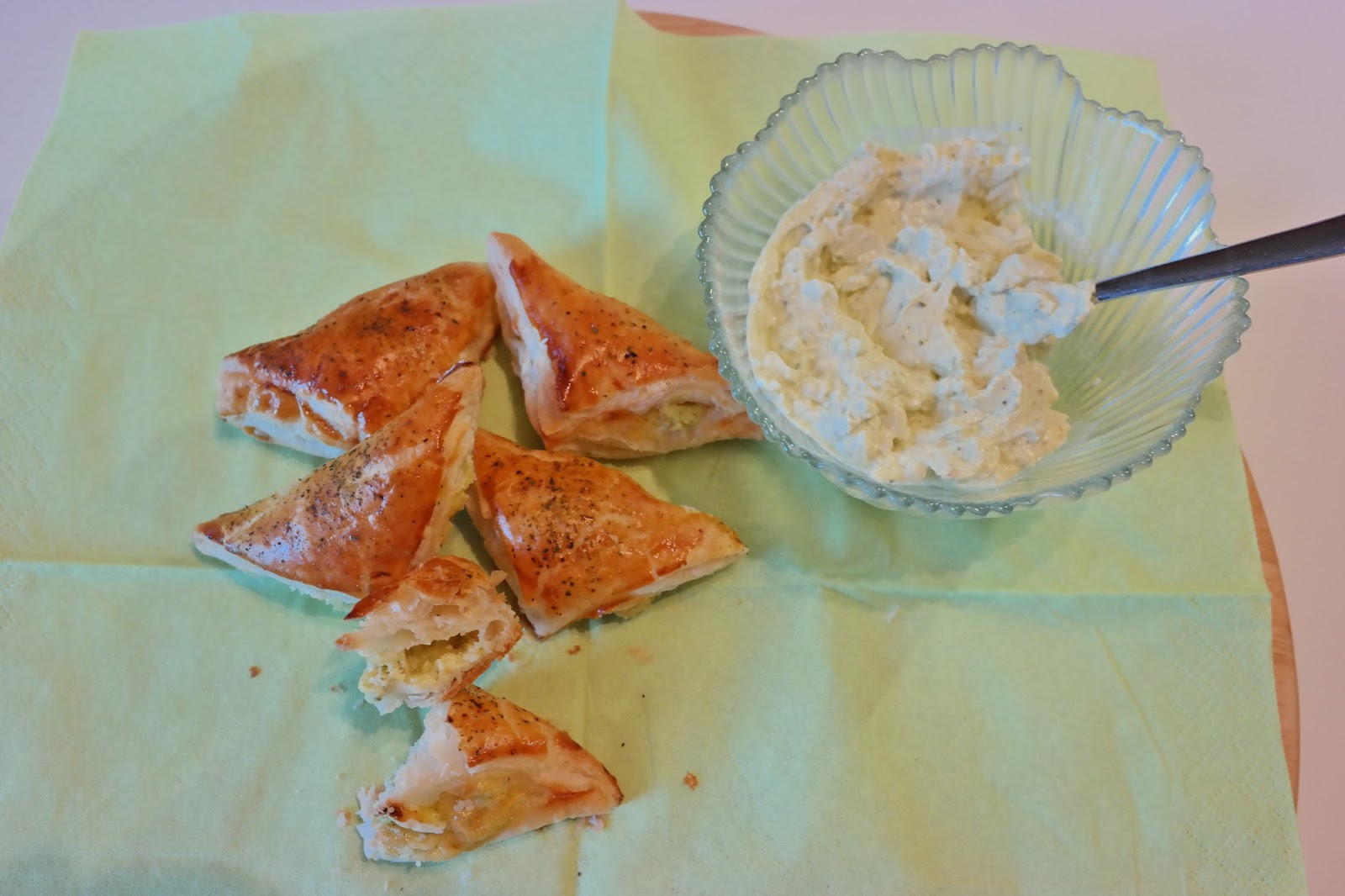 Miss Zuckerfee: Blätterteigtaschen|Dreiecke|gefüllt mit Käse-Pesto-Creme