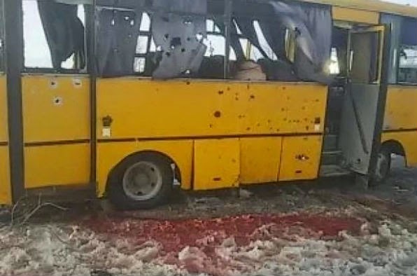 В Донецкой области террористы расстреляли ракетами пассажирский автобус, погибло 11 человек