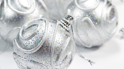 Kerst achtergrond met zilveren ballen