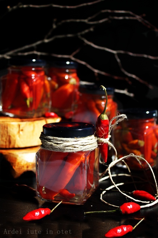 Ardei iuti conservati in otet