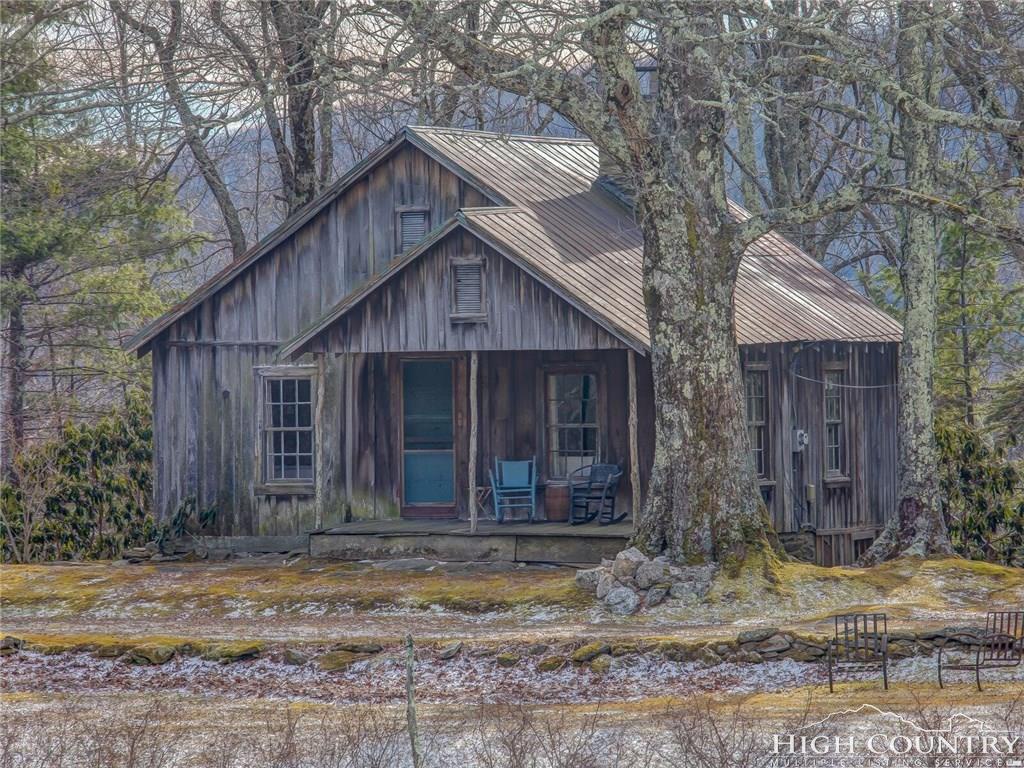 Sweet House Dreams 1930 English Cotswold Stone Cottage in Blowing Rock