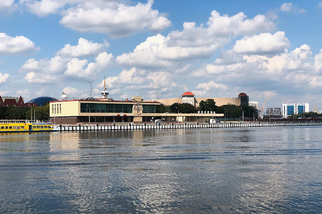 Нагатинская набережная, Москва-река, вид на Южный речной вокзал и строящийся торговый центр «Остров Мечты» – бывший парк имени 60-летия Октября