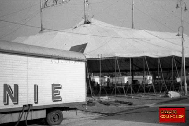 Roulotte et montage du chapiteau du Cirque National Suisse Knie