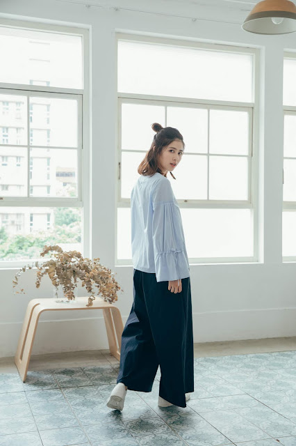 小屋夢鏡v領造型袖上衣-天空藍