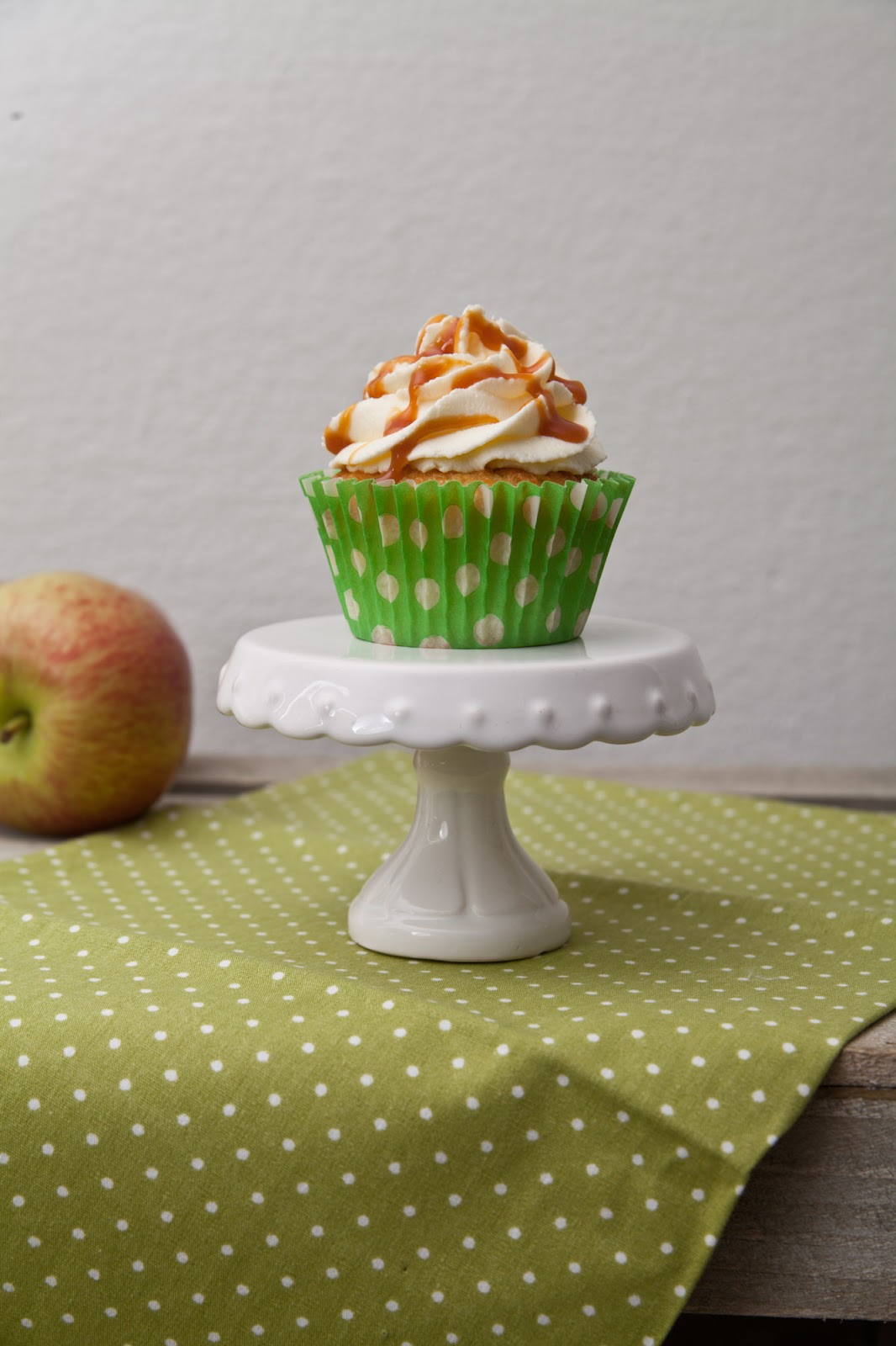 .: Apfel-Cupcakes mit Füllung und Karamel