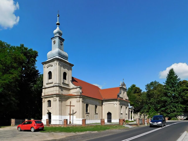 kościół św. Stanisława Biskupa w Gościeszynie kościół, gościeszyn, dacia, samochód, ulica, wieża, świątynia