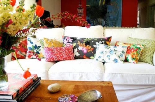 sofa con cojines