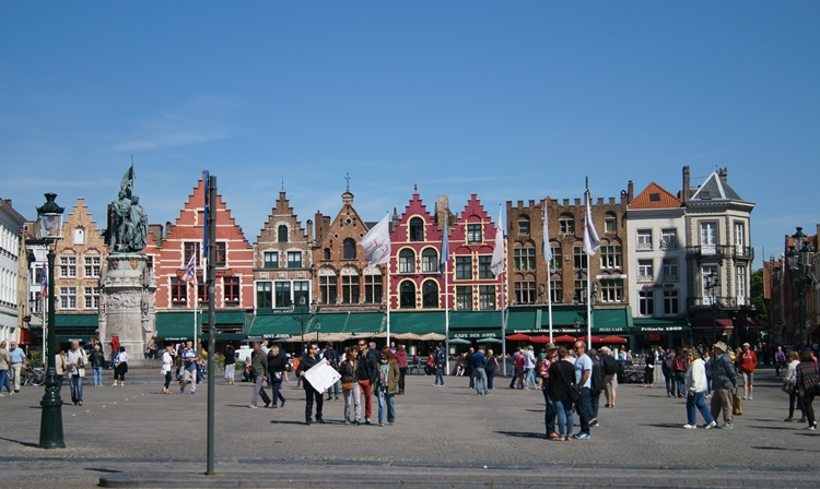 Blog & Fotografie by it's me! - belebter Marktplatz in Brügge, Belgien