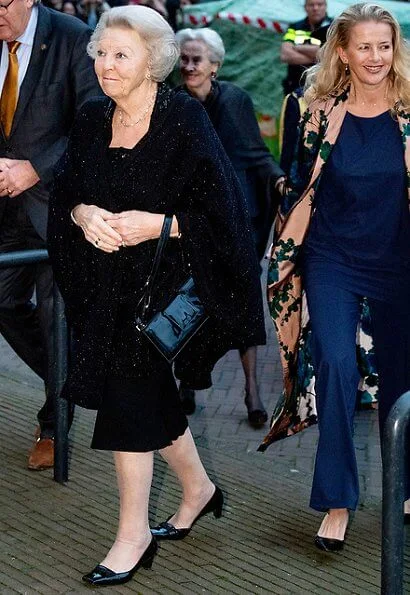 Princess Beatrix and Princess Mabel attended the presentation ceremony of the 6th Prince Friso Engineering Awards. floral coat