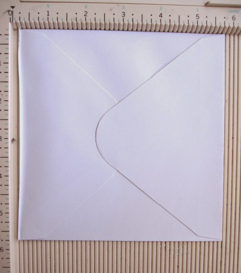 paso 7a tutorial mini-álbum scrapbook, tabla de plegado con sobre marcado a 1/8