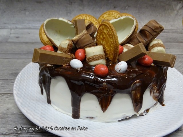 Montage d'un layer cake kinder bueno avec ganache montée chocolat
