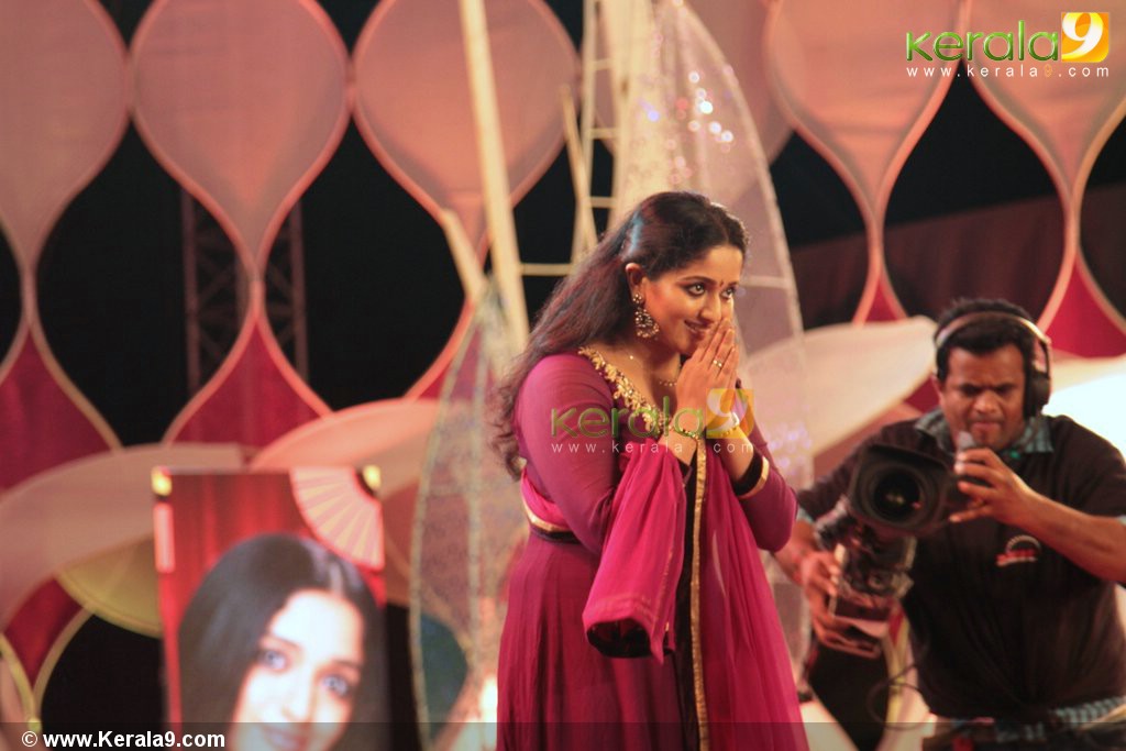 . kavya madhavan at surya tv film awards 2012 pictures