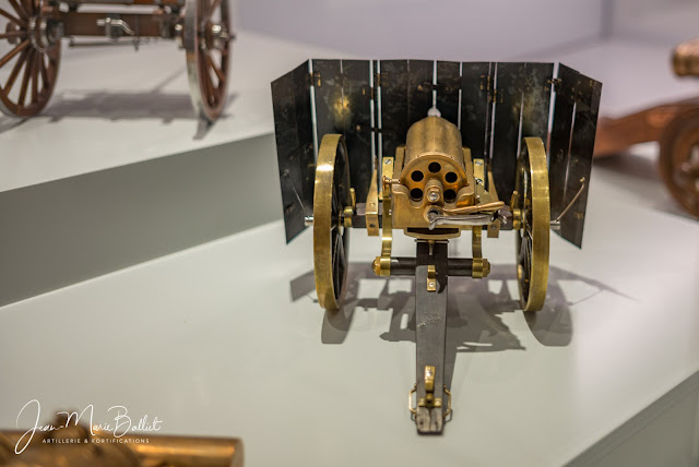 Hôtel des Invalides — Musée de l'Armée : petits modèles d'artillerie