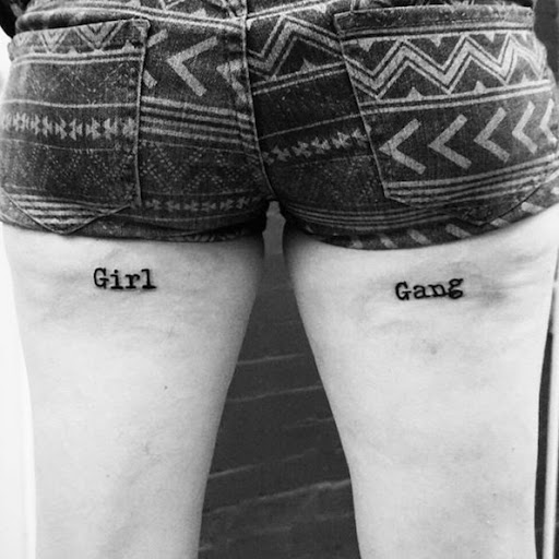 Esta menina gangue de tatuagem