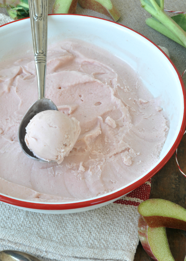 Rhubarb-Ice Cream with Sour Cream, easy to prepare, delicious to enjoy