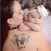 tatuaje pie y mano de hija