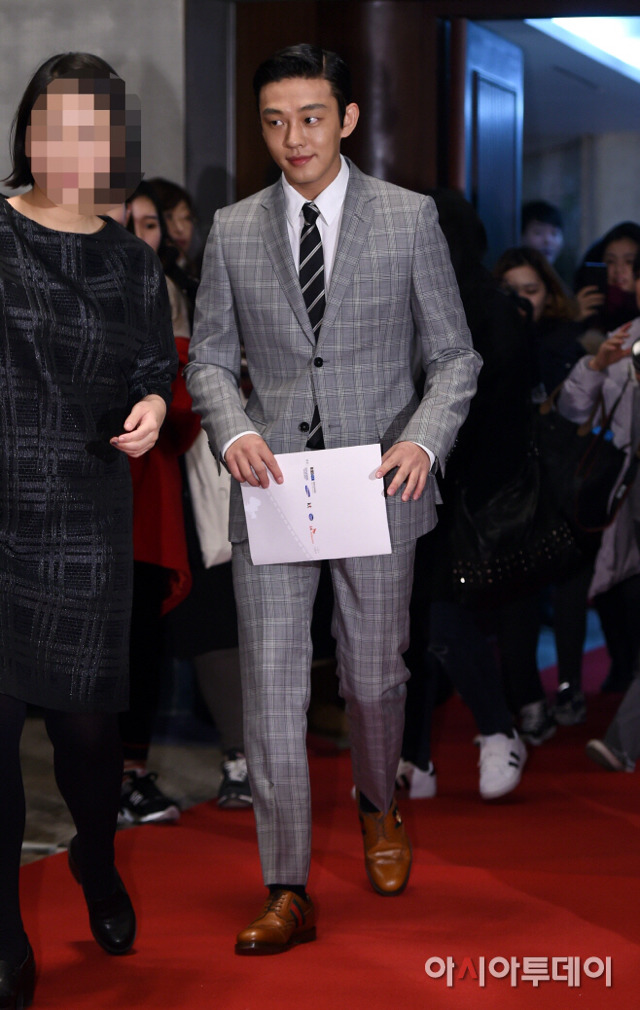 올해의 영화상 남우주연상 유아인 | 인스티즈