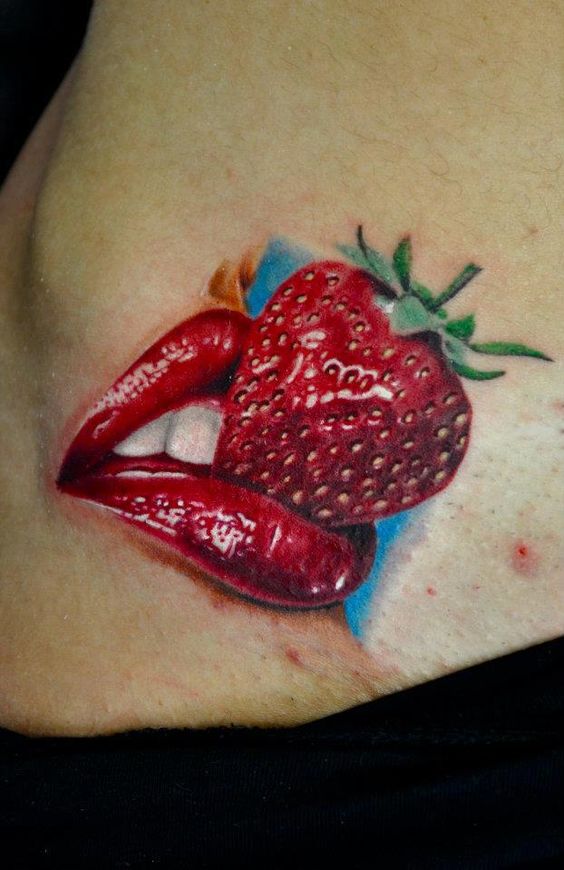 Tatuaje de boca mordiendo fresa
