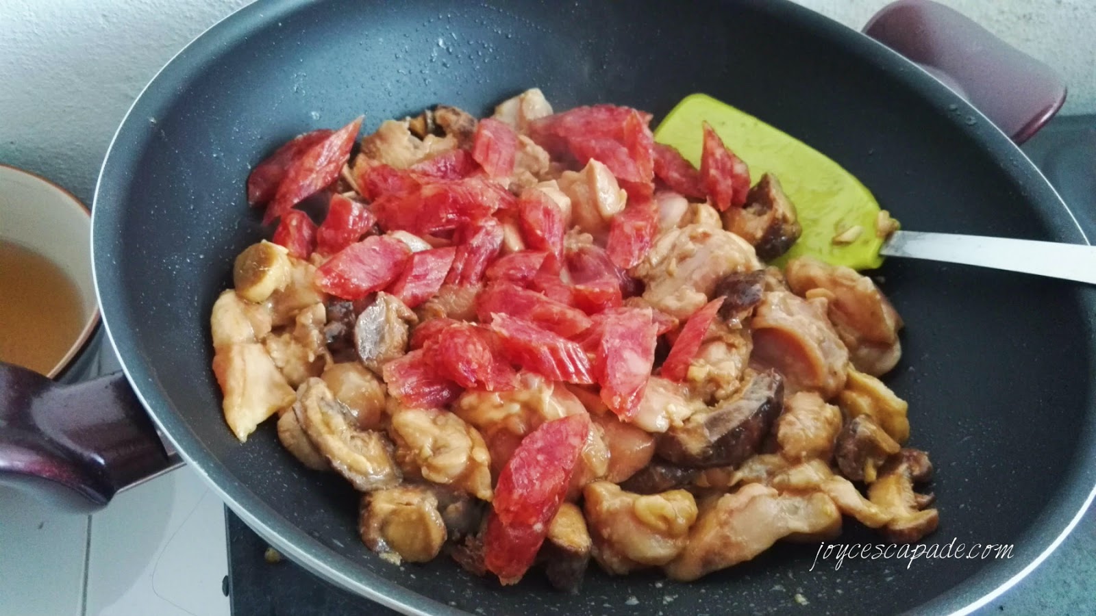 Rice Cooker Version "Claypot" Chicken Rice Joy 'N' Escapade