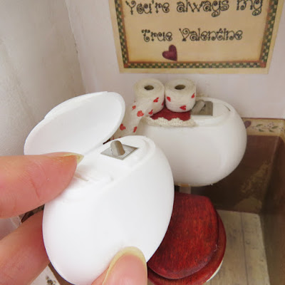 scatolina riciclata per la cassetta di scarico del bagno scala1:12