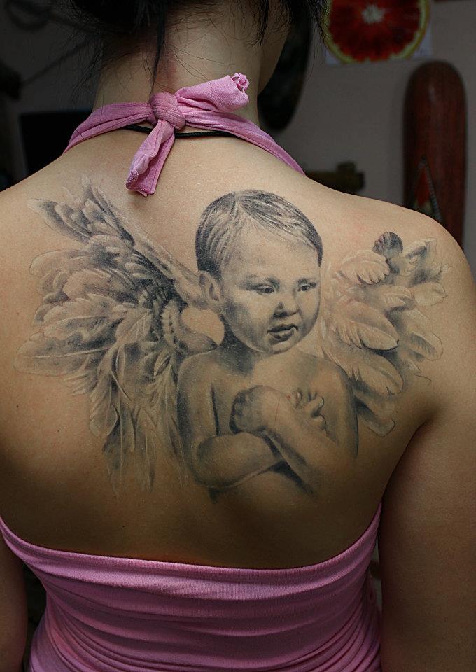 Тату ребенка ангела. Тату ангелочек для девушек маленький. Татуировки для девушек ангел. Тату ангел ребенок. Тату ангелочек.
