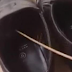 Δεν Φαντάζεστε Τι Βρήκε Να γιατί πρέπει να ελέγχεις πάντα τα παπούτσια σου πριν το φορέσεις (Βίντεο)