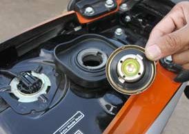 Tips Cara Menguras, Membersihkan Tangki Motor Yang Berkerak dan