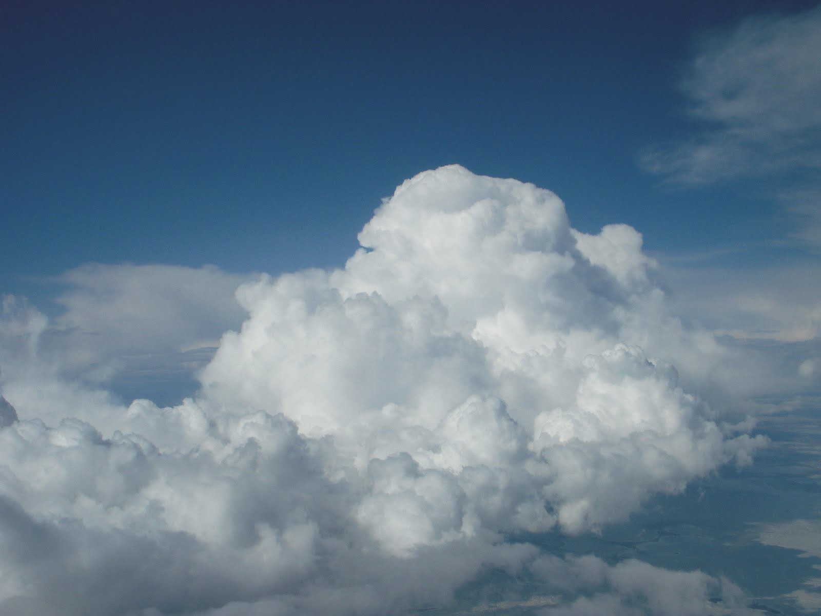 Разрывы туч. Кучевые Кучевые облака. Кучево-дождевые облака вертикального развития. Кумулус хумулюс облака. Слоисто Кучевые чечевицеобразные облака.