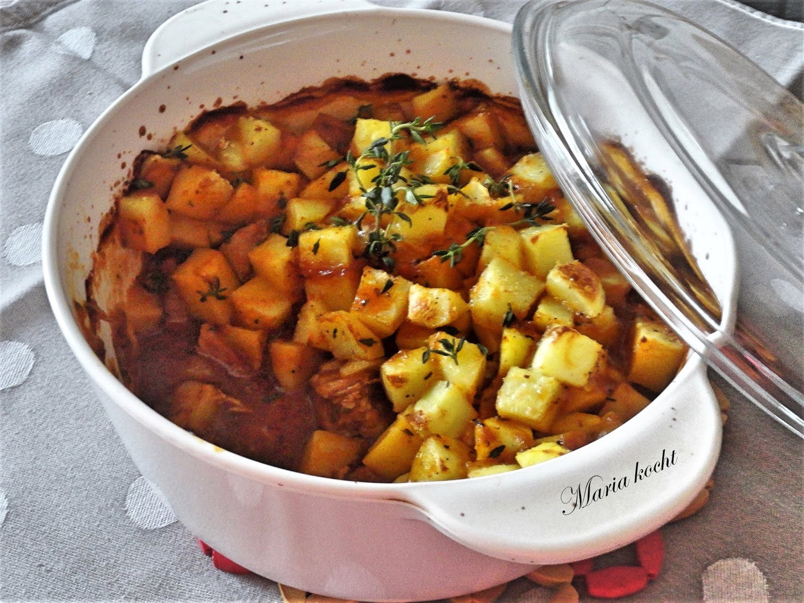 Maria kocht: Biergulasch mit Kartoffelhaube / Sörös pörkölt ... Maria kocht: Biergulasch mit Kartoffelhaube / Sörös pörkölt ...