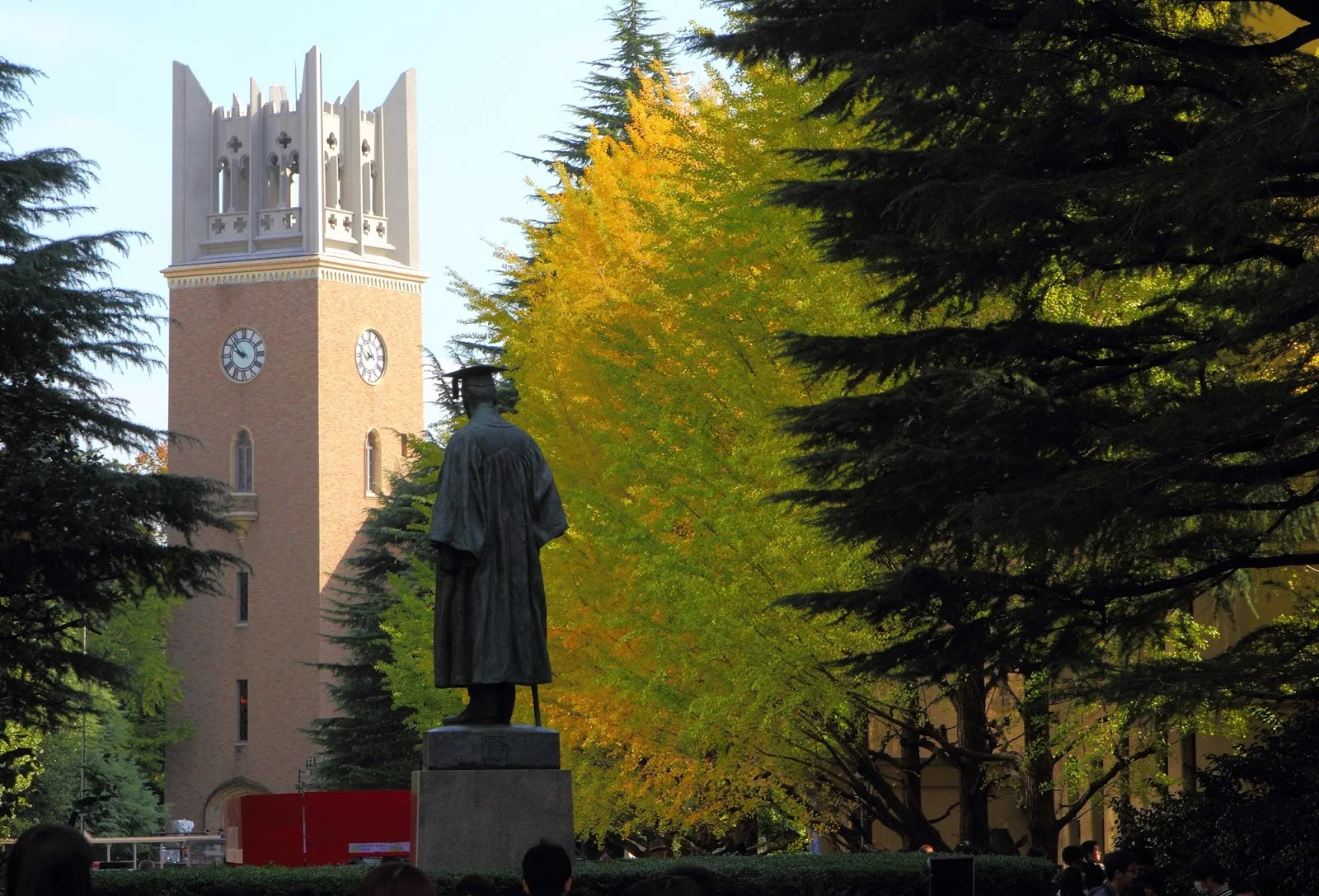 早稲田大学の大隈重信の銅像