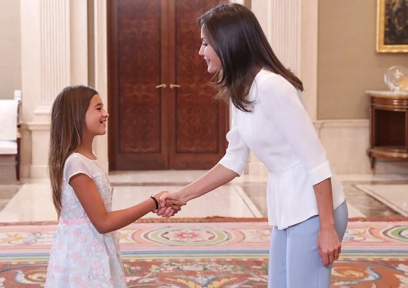 Queen Letizia wore Hugo Boss blouse and Hugo boss trousers, Prada pumps. Center for Early Childhood and Primary Education