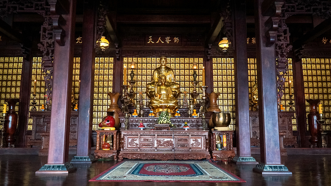 Chánh điện nổi bật với tượng Phật Thích Ca cùng với chiếc chuông đồng 