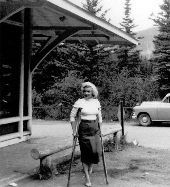 Des photographies rarement vues de Marilyn Monroe «blessée» à l'aide de béquilles au Canada à l'été 1953
