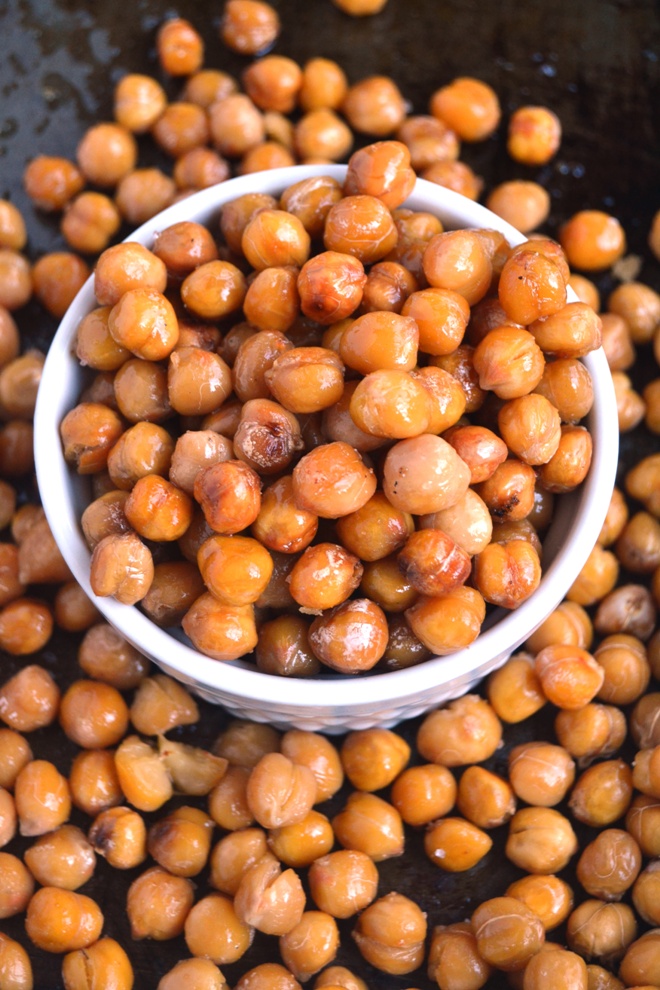 Salt and Vinegar Roasted Chickpeas are a quick and delicious healthy snack or appetizer that tastes like your favorite salty, crunchy and sour chips! www.nutritionistreviews.com