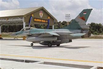 Enam pesawat tempur Indonesia jenis F-16 Fighting Falcon tiba di Lanud Roesmin Nurjadin.