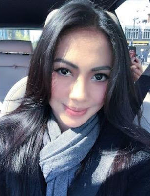 Biografi Kezia Karamoy Biografi Kezia Karamoy Biodata Nama Lengkap : Kezia Karamoy ( Kezia Chibi ) Nama Panggilan : Kezia Tempat/Tanggal Lahir : Jakarta, 15 Maret 1993 Usia : 22 Tahun Zodiak : Pisces Agama : Kristen Katholik Tinggi Badan : 161 cm Berat Badan : 47 kg Makanan Favoritt : Coklat, Tempe, Cumi, dan Ayam Goreng Penyanyi Favorit : Mariah Carey dan Celine dion Warna Favorit : Kuning Angka Favorit : 7 Anak kelima dari 6 bersaudara Nama Saudara : Dani Karamoy, Angel Karamoy, Karen Karamoy, Hannah Karamoy (Kakak), Jeremia Karamoy (Adik) Nama Fans : KeziAmour Twitter Kezia Chibi : @Kezia_Chibi Instagram Kezia Chibi : @kezia7karamoy Pekerjaan : Penyanyi, Aktris Biografi Kezia mengakhiri debutnya bersama teman-temannya sesama girlband Cherrybelle di pertengahan tahun 2015 lalu. Dalam perjalanan kariernya sebagai seorang entertainer, ia mengaku lebih banyak terinspirasi dari idolanya yakni Celine Dion. Diantara banyak fans atau penggemar Cherrybelle ataupun Kezia, mungkin saja banyak yang telah mengetahui bahwa Kezia merupakan adik dari seorang aktris cantik yang bernama Angel Karamoy. Namun fakta yang mengejutkan sekaligus unik adalah bahwa teman-teman dari Kezia yang sesama personil Cherrybelle, mengaku bahwa mereka tak tahu menahu soal hubungan persaudaraan antara Kezia dan aktris cantik Angel Karamoy. Kezia pun tak pernah bercerita banyak soal hubungan kakak beradik antara dirinya dan
