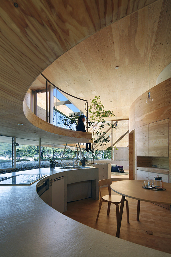 Casa Japonesa Reflejando una Conexión Especial con el Medio Ambiente