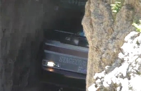 Video : 車体ギリギリの狭い岩のトンネルを強引に抜けてくる大型バスの超絶運転テクニック ! !