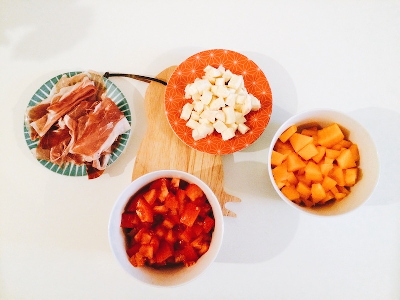 dés de melon, mozzarella, jambon de bayonne, tomate, planche en bois monoprix