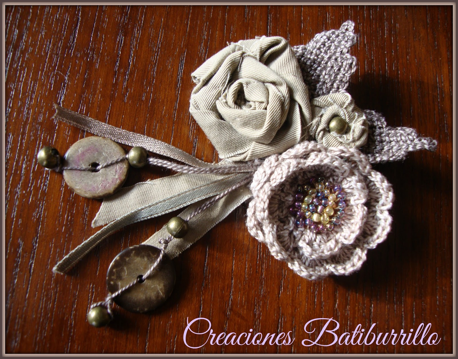 CREACIONES BATIBURRILLO BROCHE FLORES TELA Y CROCHET