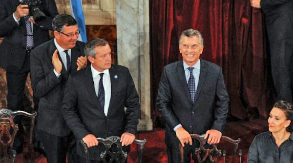 Mientras el Gobierno pide austeridad, un funcionario cambió pasajes oficiales por una importante suma de dinero Mientras el Gobierno pide austeridad, un funcionario cambió pasajes oficiales por una importante suma de dinero