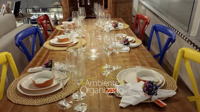 Sala de jantar rústica com cadeiras coloridas Tok & Stok