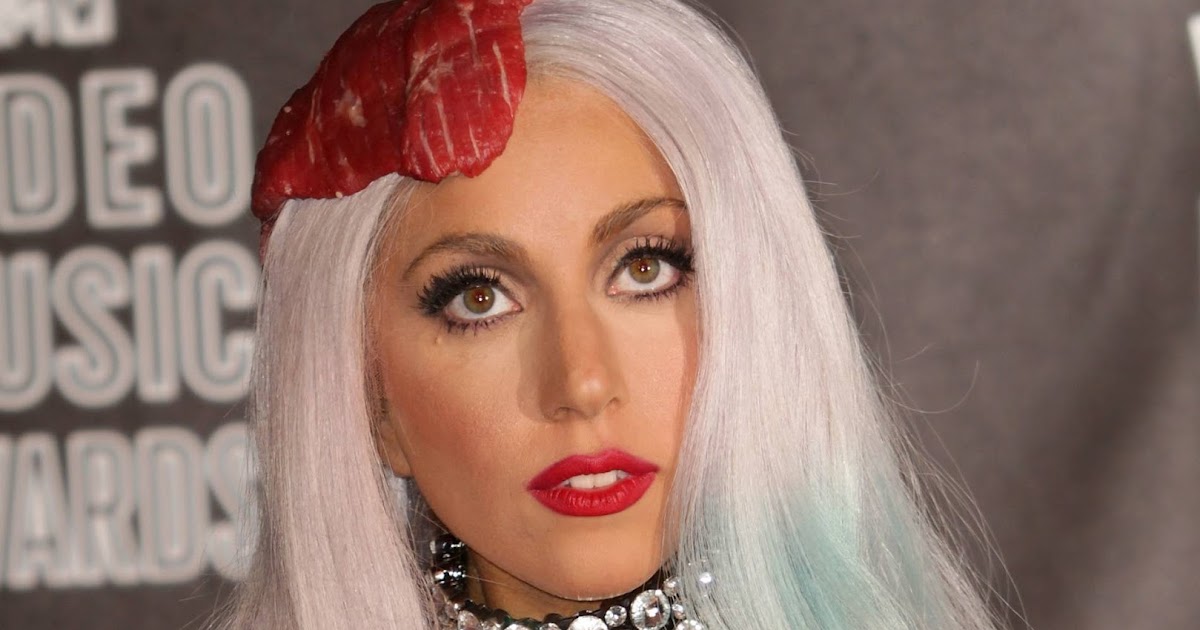 Леди гага популярные песни. Lady Gaga ugly. Эпатажные певицы. Платья Гаги. Леди Гага нос.
