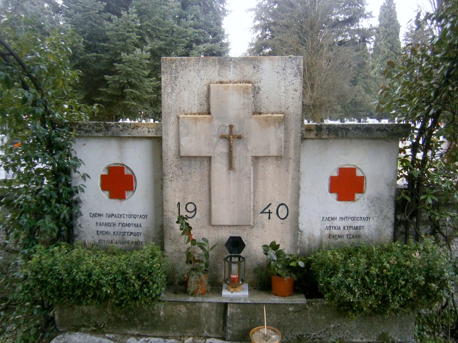 το μνημείο του Ερυθρού Σταυρού στο Α΄ Δημοτικό Νεκροταφείο Ιωαννίνων
