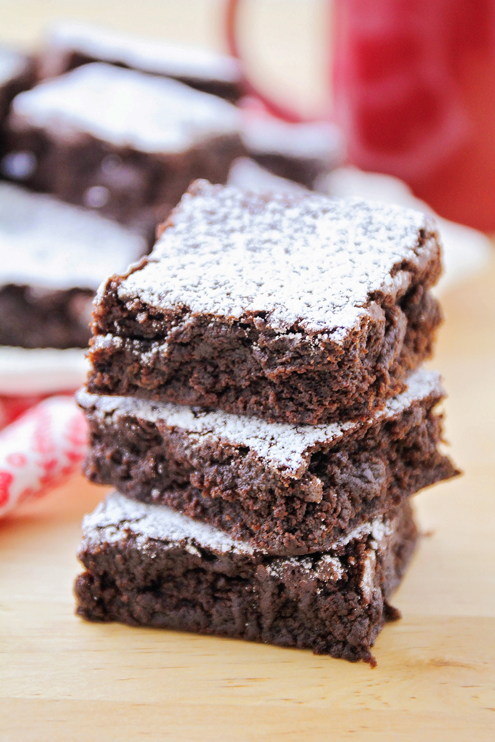 These delicious chocolate gingerbread brownies have a sweet combination of dark chocolate and a hint of spice, and are totally unforgettable!
