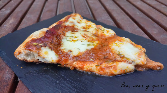 Pizza de mozzarella y romero