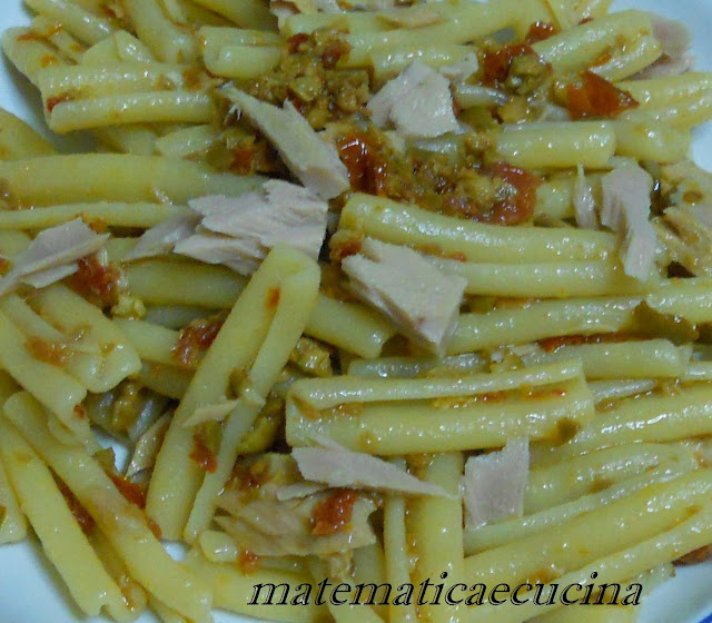 mtematicaecucina Pasta con Bruschetta Olive e Ciliegino e Tonno
