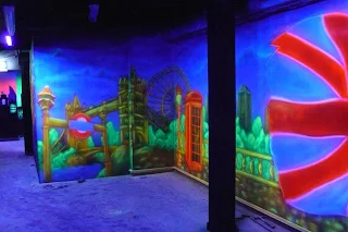 Malowanie ściany w technice w UV, obraz w ultrafiolecie, black light mural, hromadefth 3D  