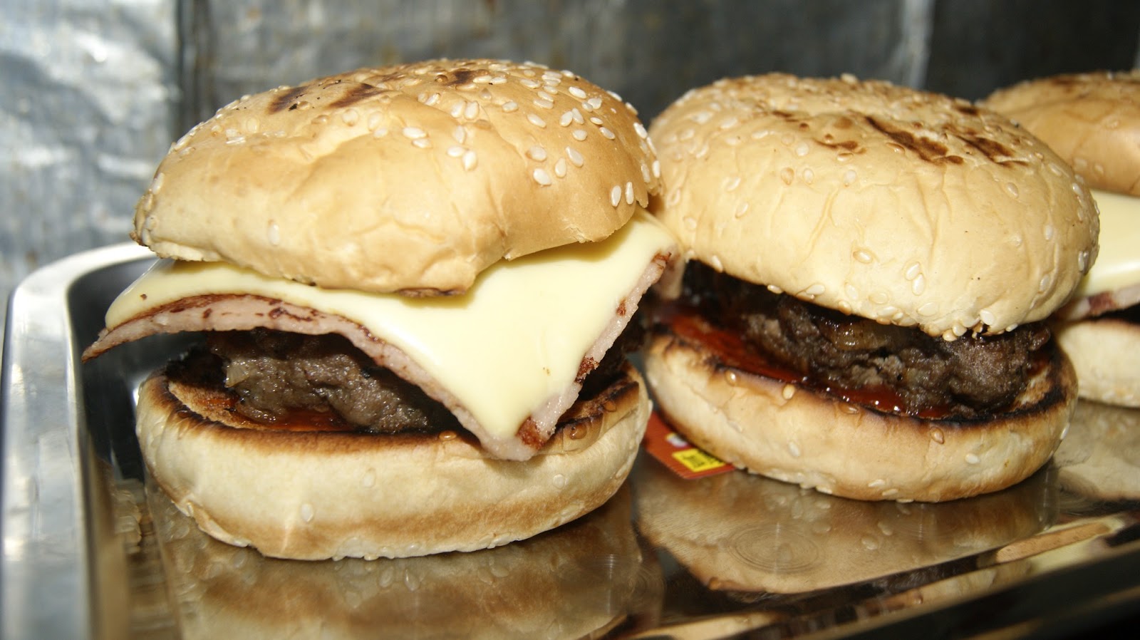 Resepi Dari Regina Si Pemanggang Ajaib :Homemade Burger 