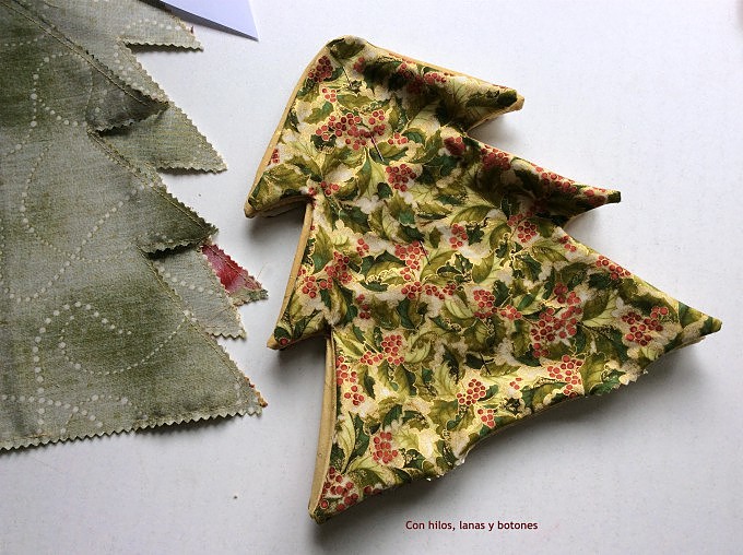 Con hilos, lanas y botones: DIY Árbol de navidad de tela